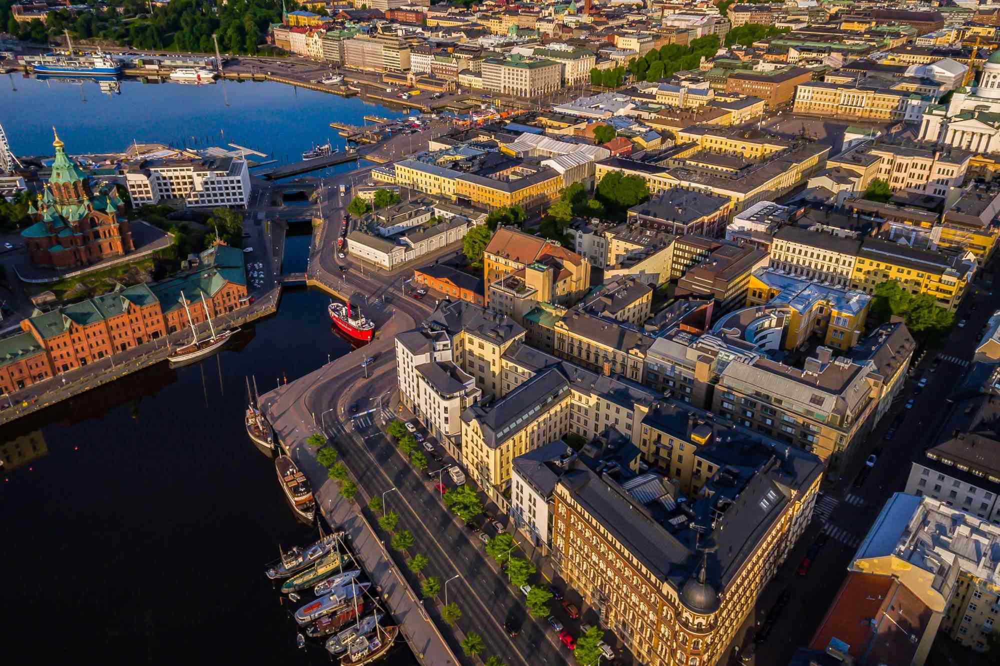 Ilmakuva Helsingin kattojen yltä